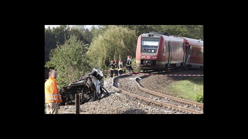 Germania, treno deraglia dopo avere colpito auto: 49 i feriti