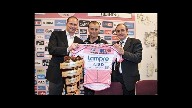 Giro d’Italia, Scarponi riceve maglia rosa per vittoria 2011
