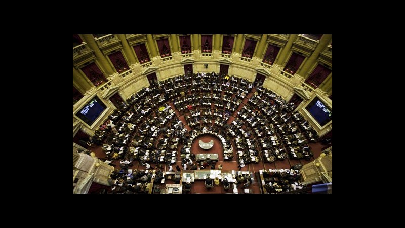 In serata Parlamento Argentina vota legge espropriazione Ypf