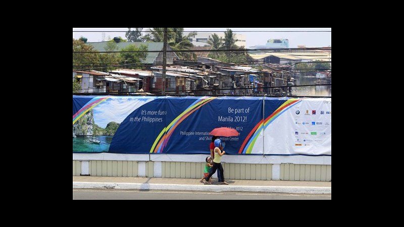 Filippine, prima di summit su povertà eretto muro per nascondere slum
