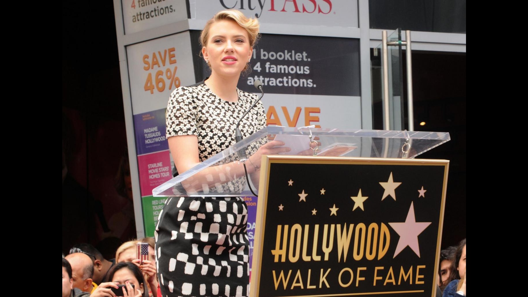 Una stella sulla Walk of fame per Scarlett Johansson