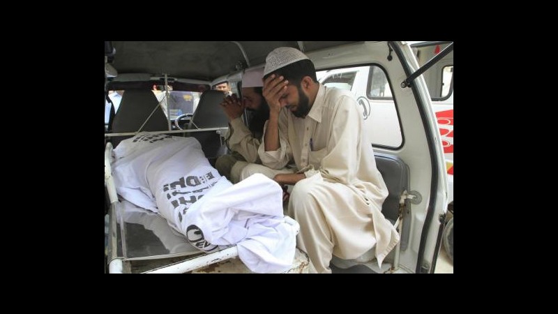 Pakistan, kamikaze contro casa funzionario polizia a Karachi: 8 morti