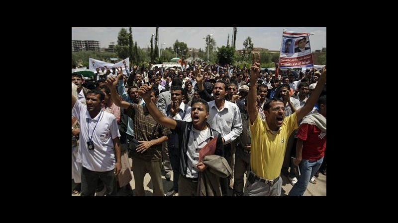 Yemen, esercito spara su dimostranti a Sanaa: 12 morti