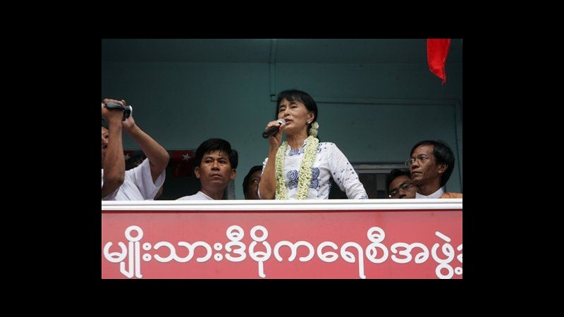 Birmania, Suu Kyi giura in Parlamento