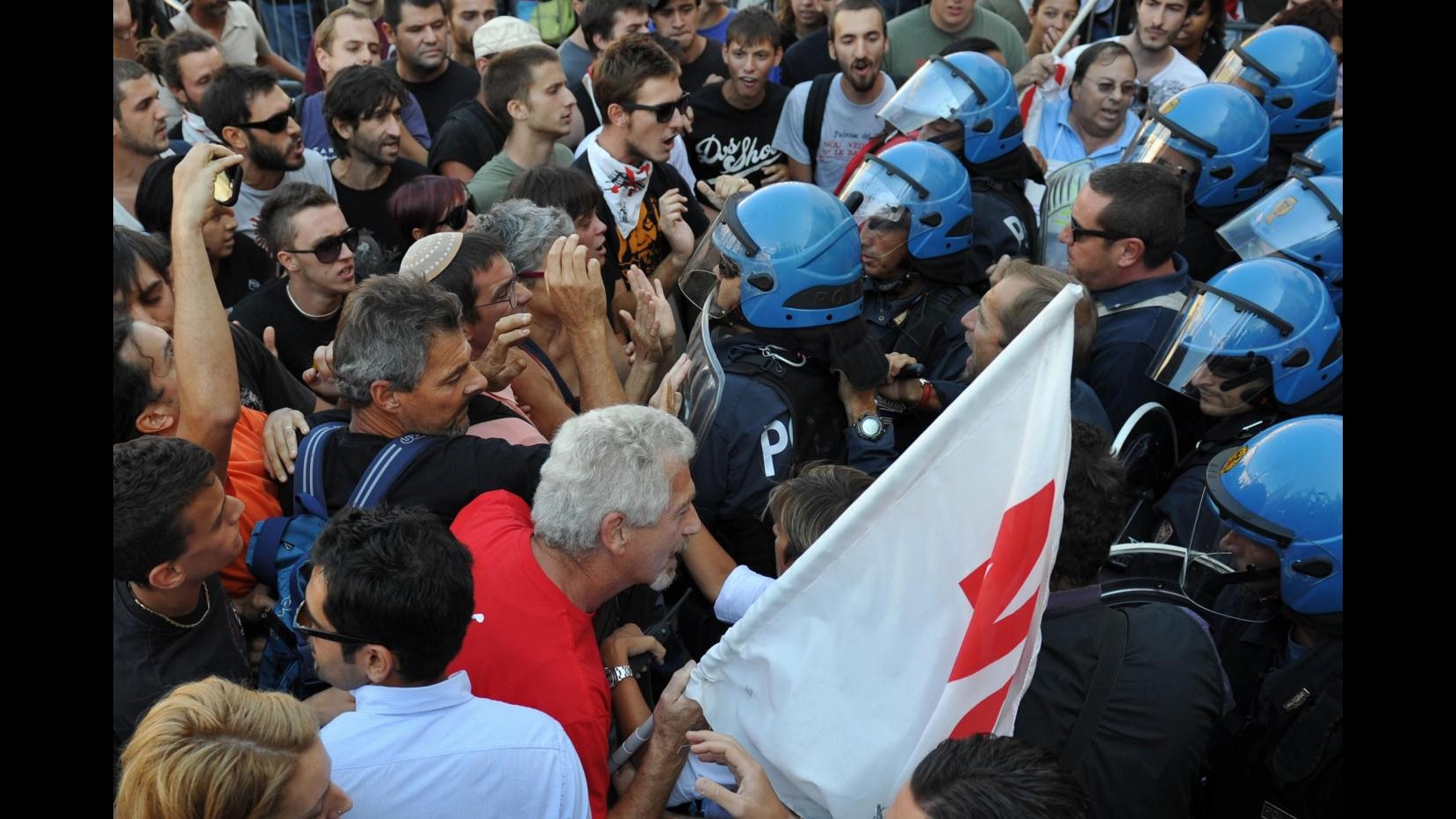 Venezia, scontri con forze ordine a corteo centri sociali contro Lega
