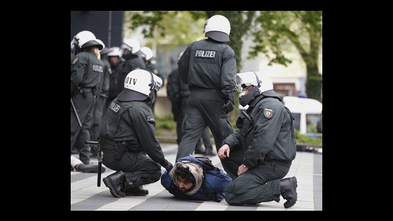 Germania, arrestati 30 salafiti durante scontri con polizia