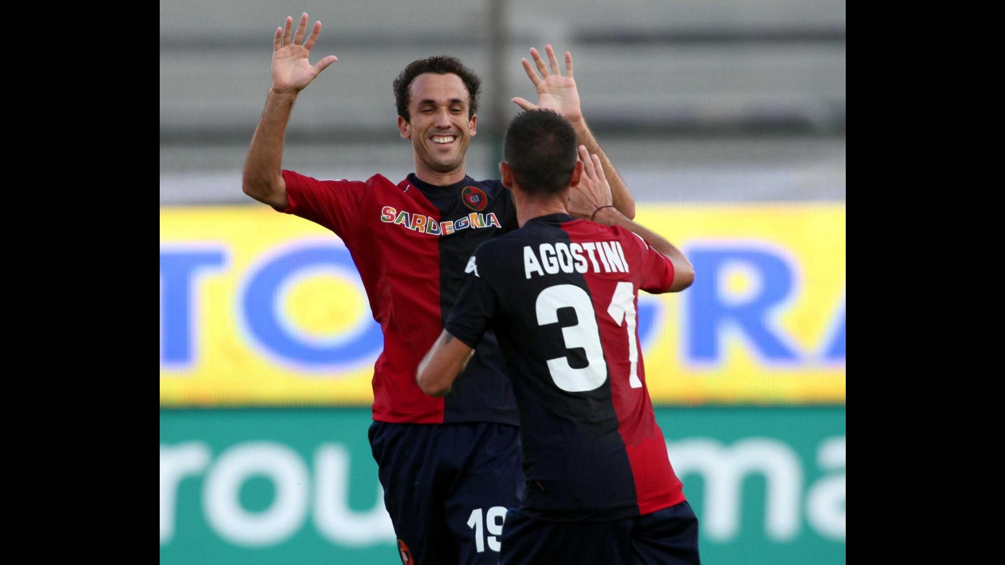 Serie A, il Cagliari batte il Novara 2-1 in un tripudio di viola