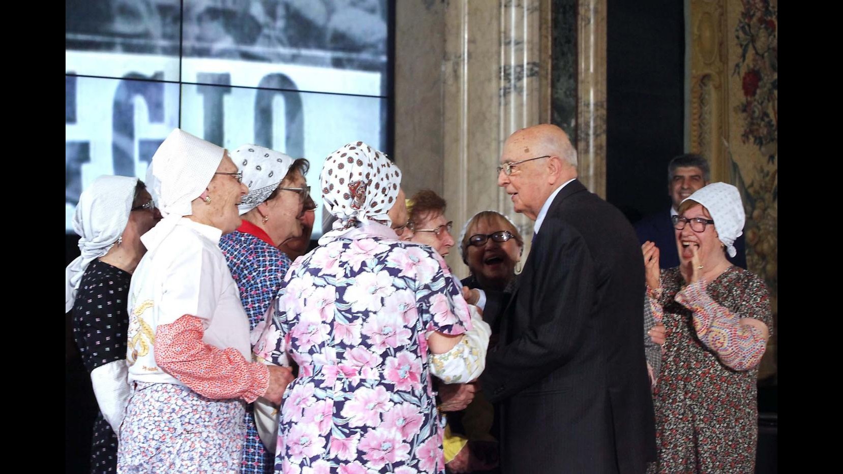 Napolitano: Momento duro, bene Monti