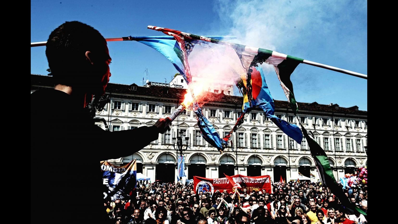 Primo maggio, scontri e cariche davanti al municipio di Torino