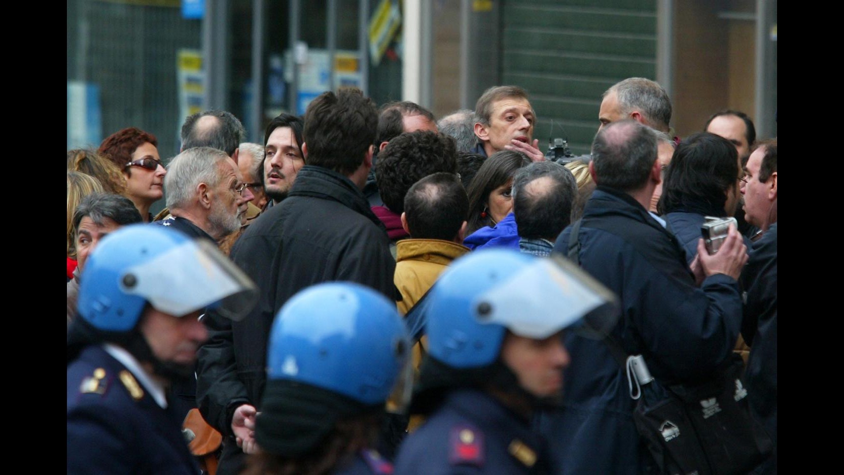 Fassino contestato a Torino al corteo del primo maggio
