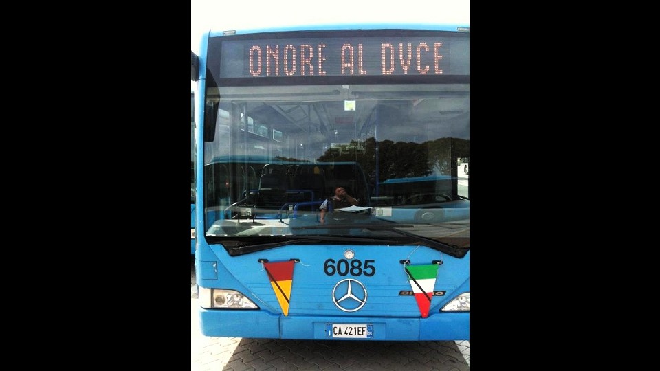 Roma, scritta ‘onore al Duce’ su display bus: Atac avvia indagine