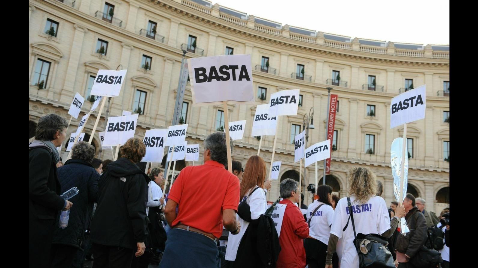 Stupro di gruppo sul treno Milano-Modena