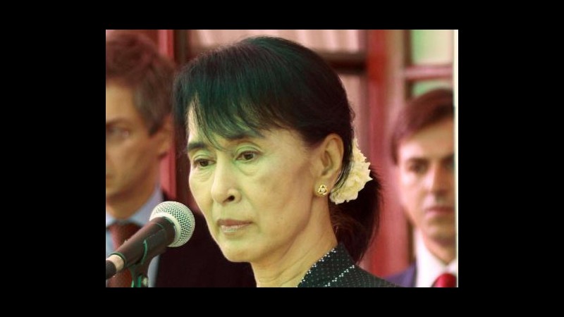 Birmania, Suu Kyi giurerà in Parlamento