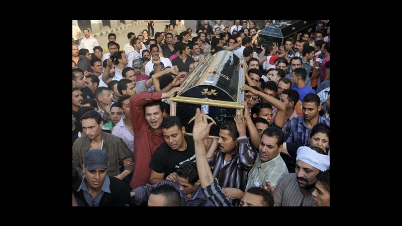 Egitto, esercito tiene funerali soldati uccisi in scontri al Cairo
