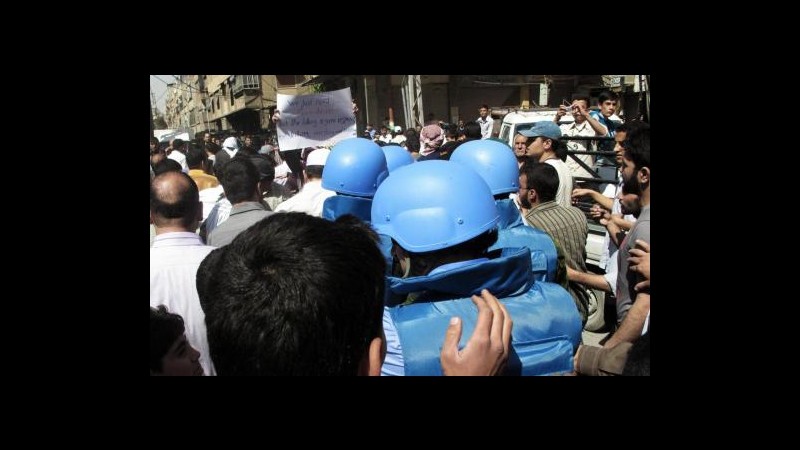 Siria, osservatori Onu in visita nel quartiere Khaldiyeh di Homs
