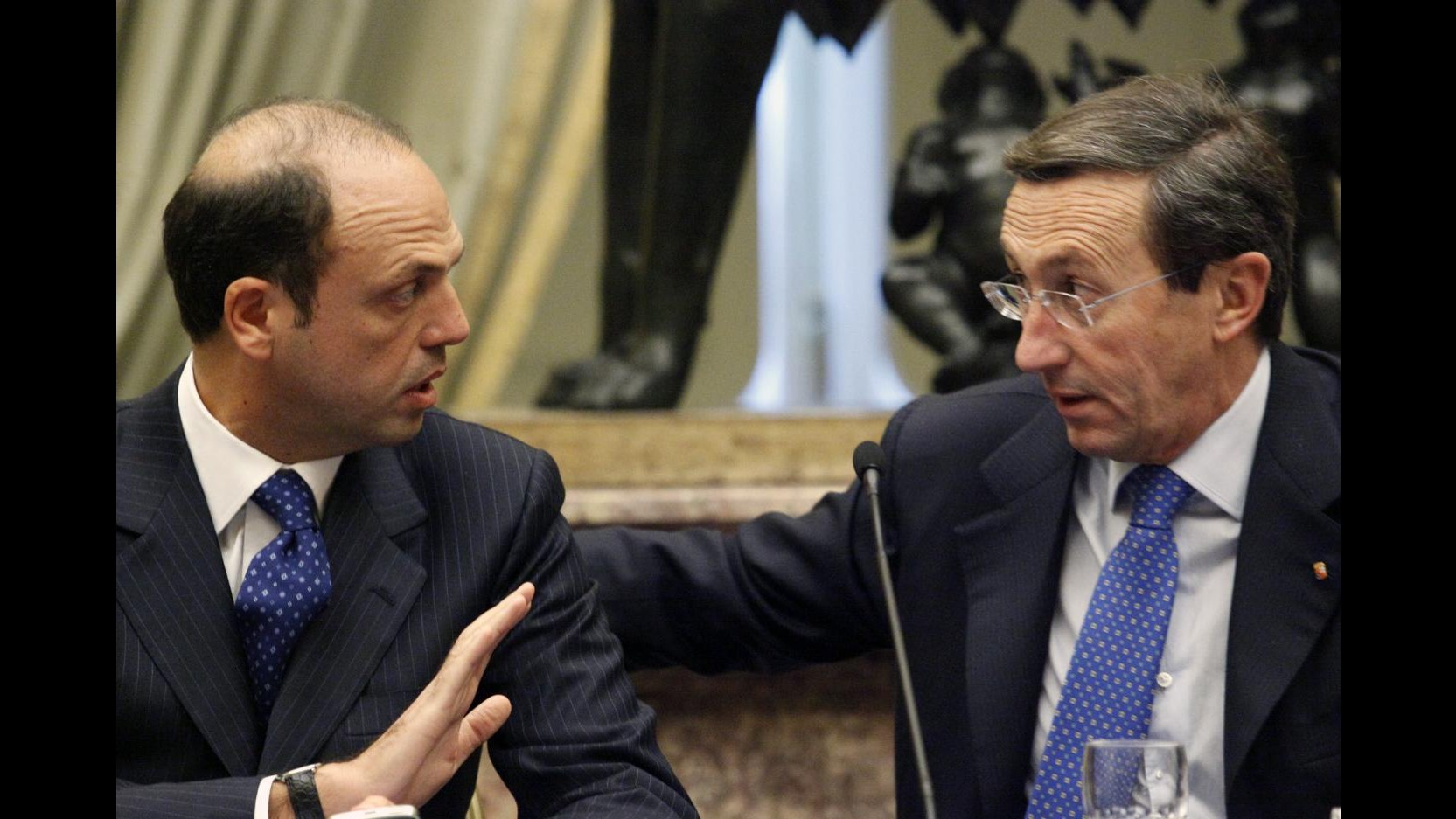 Governo va sotto, Fini discute con Alfano e Berlusconi striglia i suoi