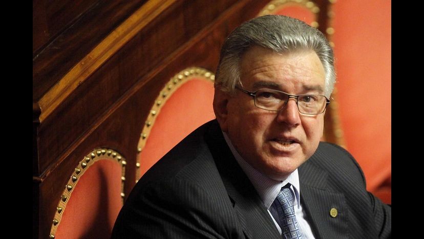 Lega, Stiffoni si autosospende