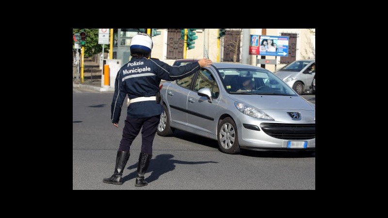 Torino, incendiate 2 auto polizia municipale nella notte:5 danneggiate