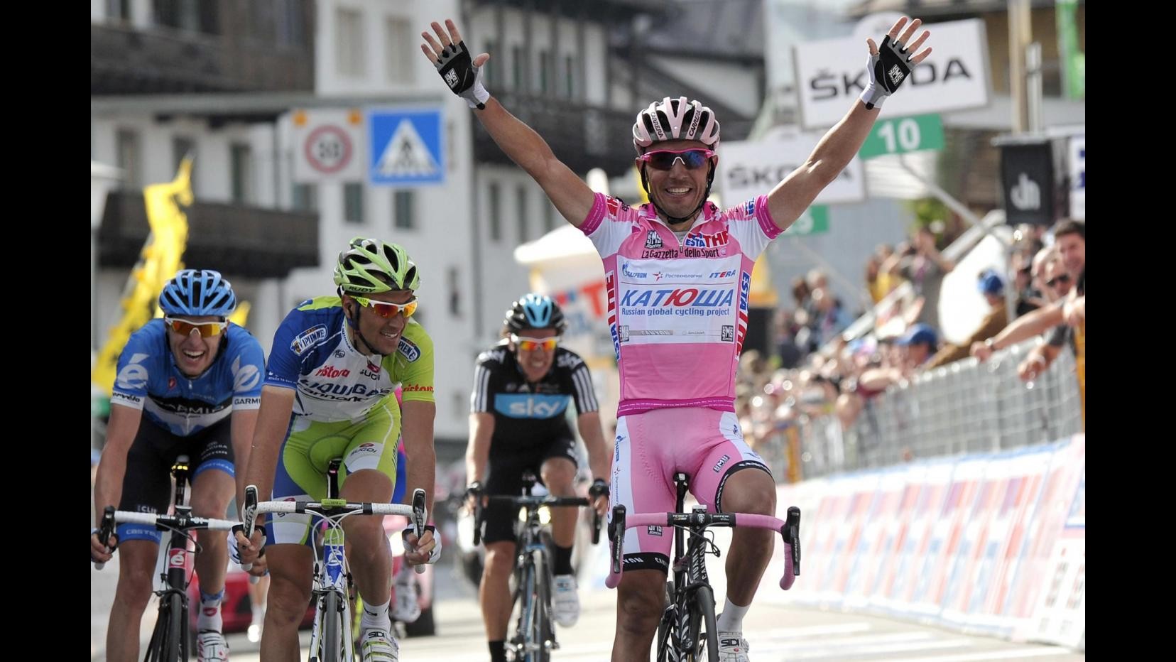 Giro, Rodriguez re delle Dolomiti: primo a Cortina davanti a Basso