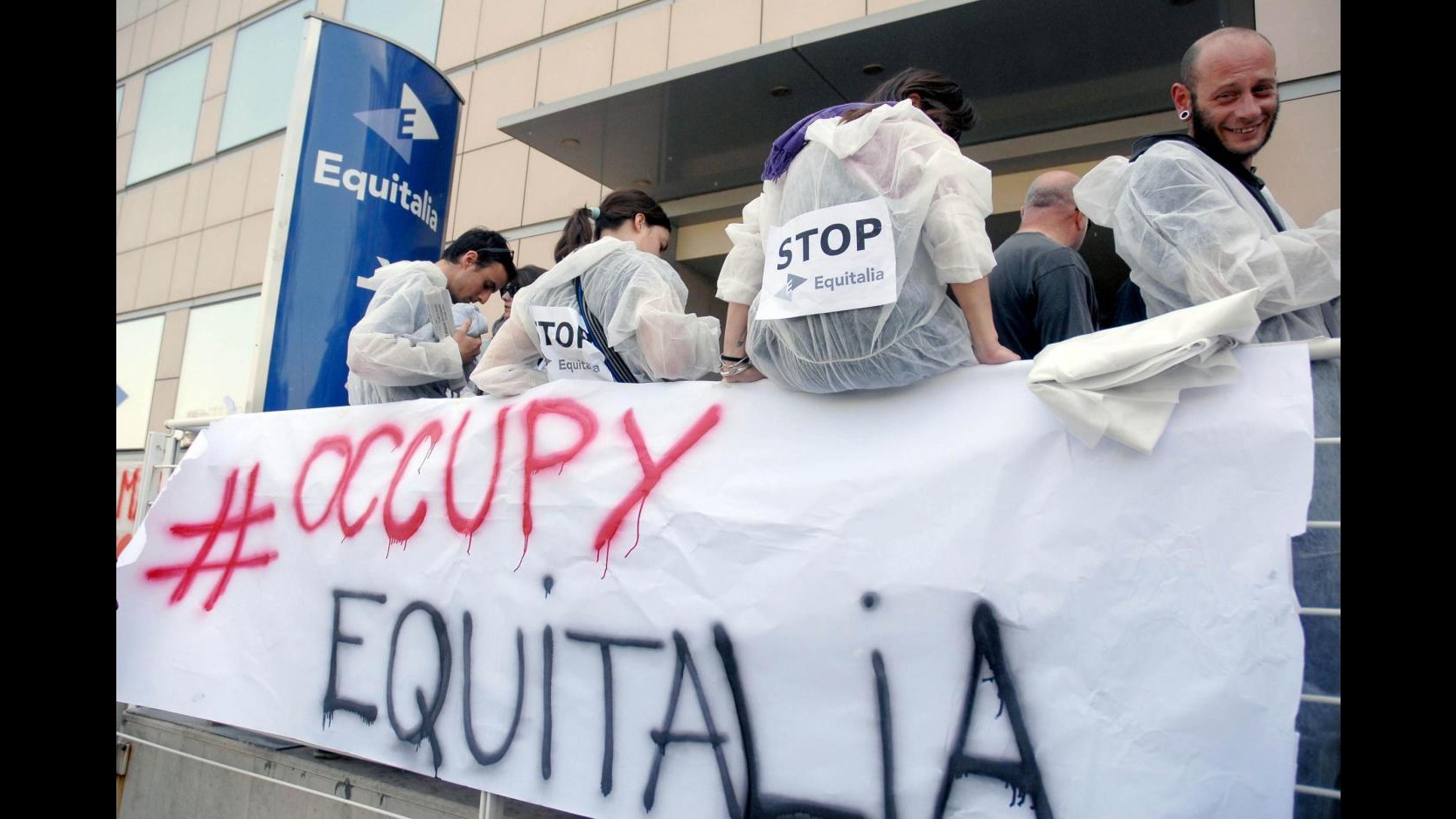 TOP Salerno, allarme bomba in agenzia Equitalia: artificieri al lavoro