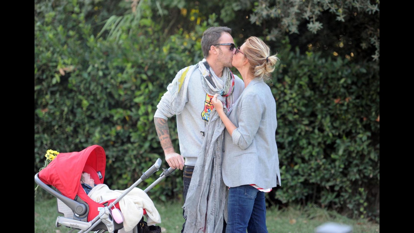 Alessia Marcuzzi e Francesco Facchinetti a spasso con Mia e Tommaso