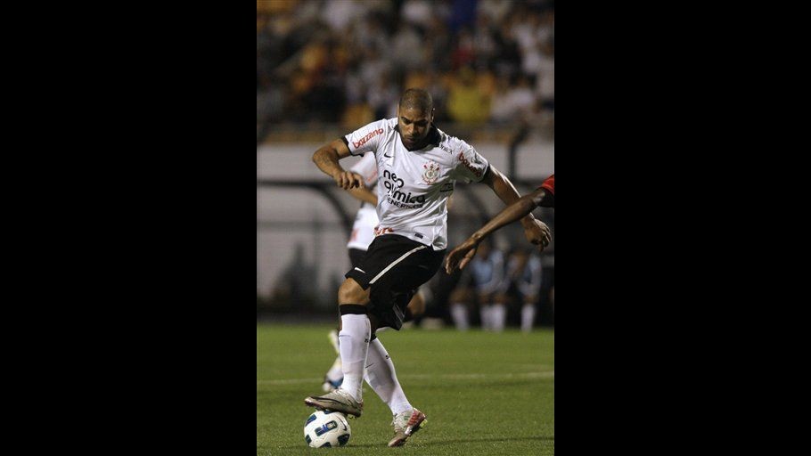 Brasile: Corinthians torna in vetta con il debutto di Adriano