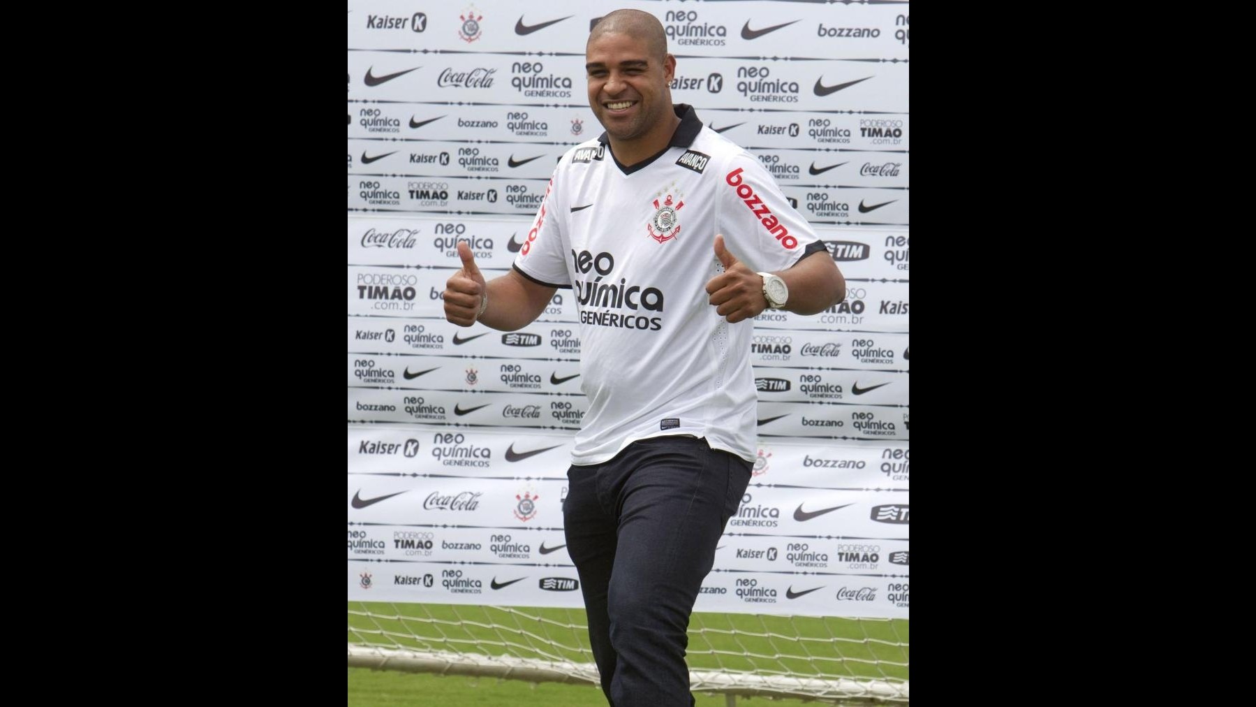 Adriano fuori dal tunnel, in campo con il Corinthians dopo otto mesi