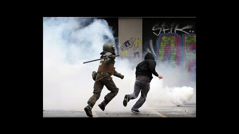 Cile, convocato sciopero nazionale dopo 250 arresti nella repressione