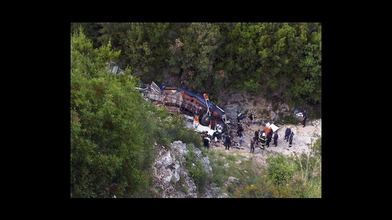 Albania, pullman di studenti precipita da scogliera: 12 morti