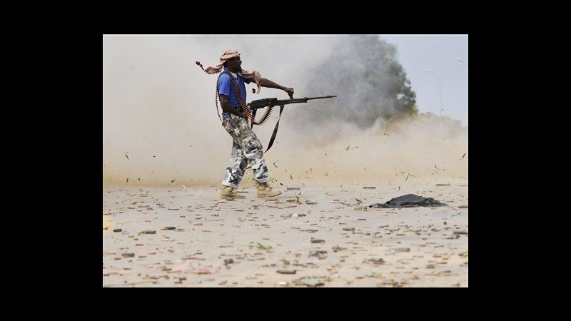 Libia, si combatte a Sirte: 12 ribelli morti, 195 feriti