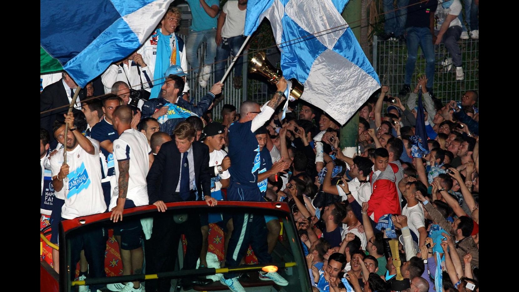 Notte di festa a Napoli, De Laurentiis: Trofeo della rinascita