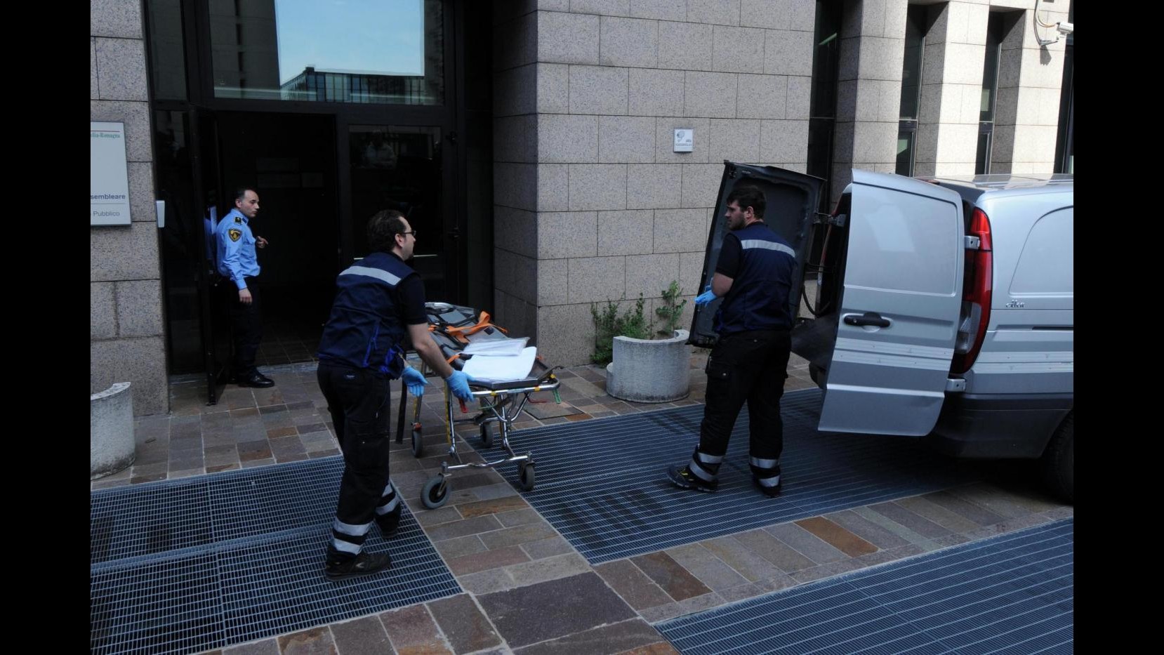 Lancia i 2 figli dal balcone e si suicida