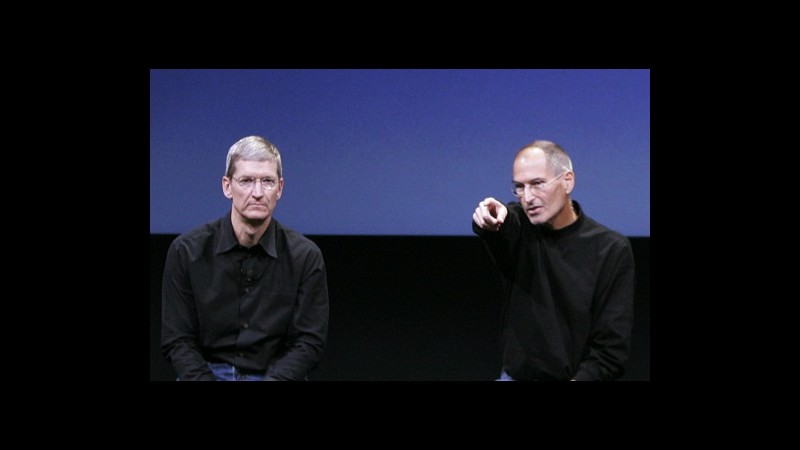 Tim Cook nuovo timoniere di Apple tra i timori degli azionisti