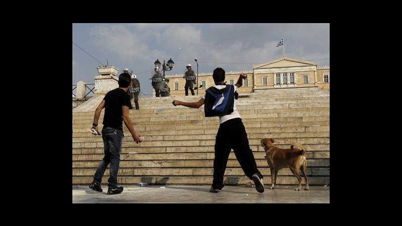 Grecia, dipendenti ministero Finanze manifestano contro tagli salari