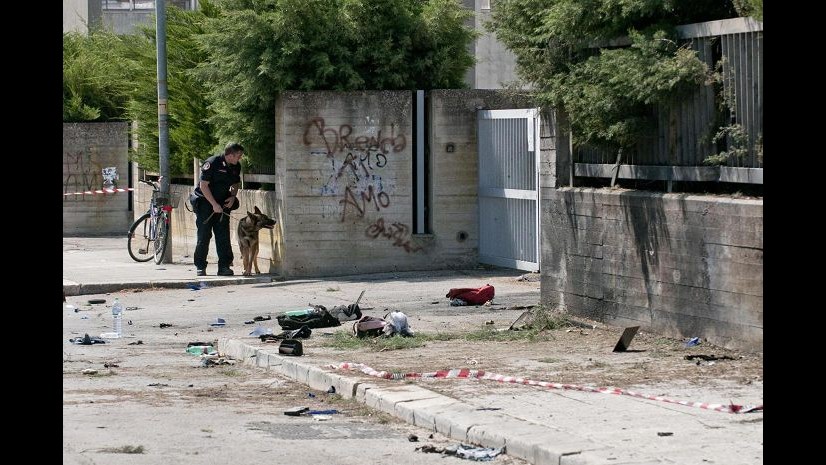 Bomba a scuola a Brindisi, muore 16enne