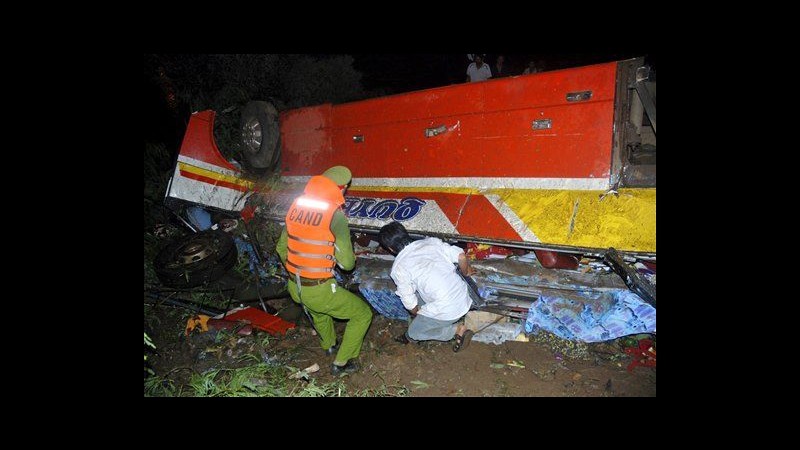 Vietnam, autobus cade nel fiume Serepok: 34 morti, 21 feriti