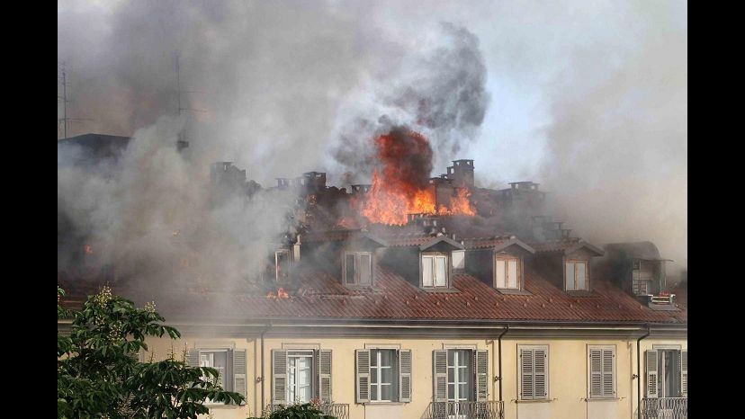 Torino, incendio in un palazzo in centro: due vigili del fuoco feriti