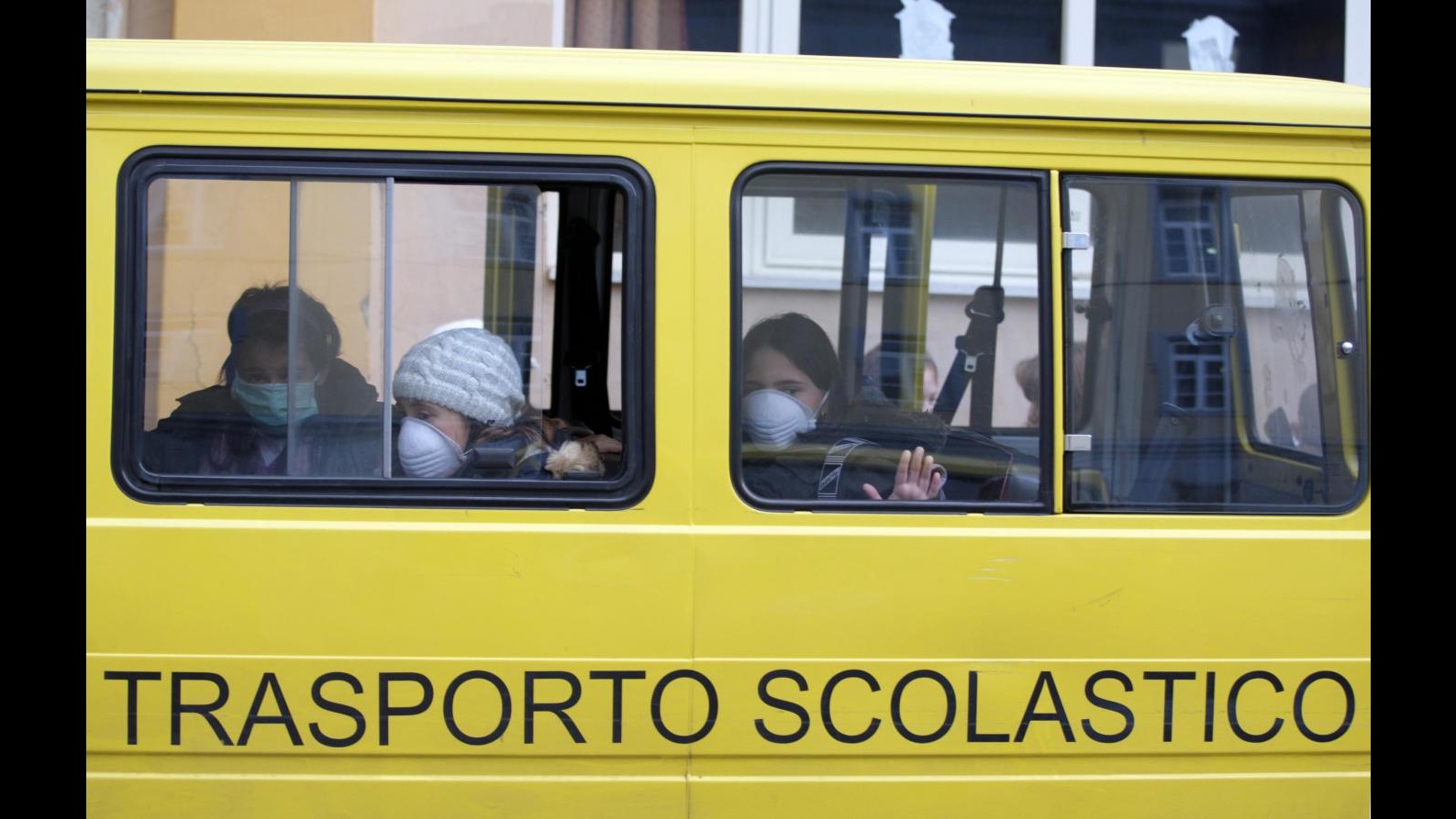 Mugello, scuolabus contro albero, morto autista e 9 bambini feriti