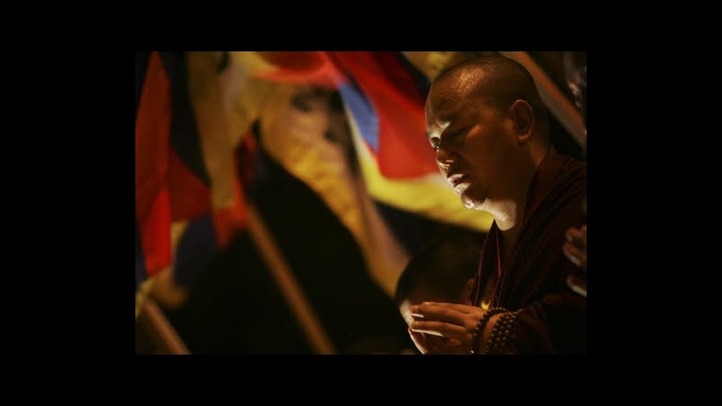 Cina, un altro monaco tibetano si dà fuoco per protesta contro governo