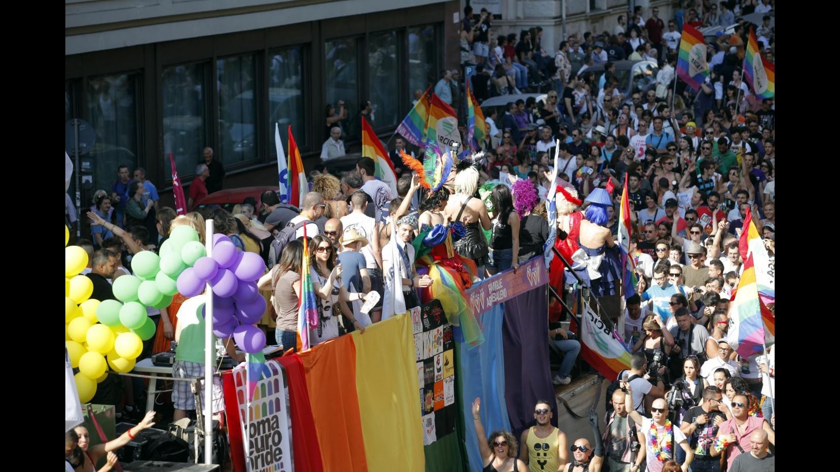 Istat: sì a nozze gay per 44% italiani