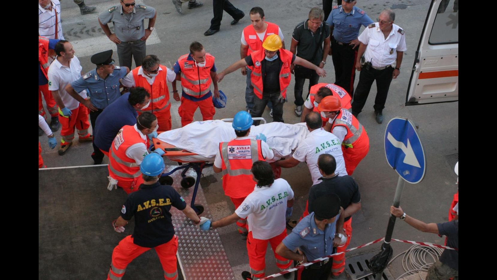Barletta, crolla palazzina: 3 morti