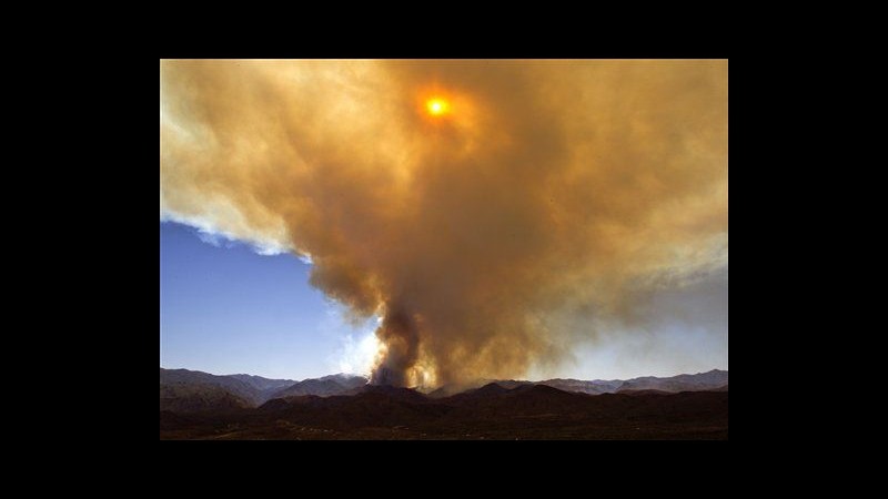 Usa, forti venti alimentano incendio in nord Arizona, 350 evacuati