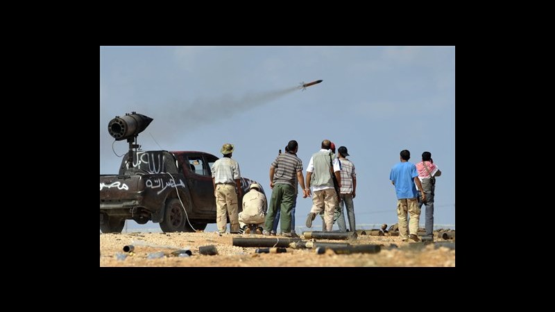 Libia, ribelli circondano Sirte. Centinaia in fuga dai combattimenti