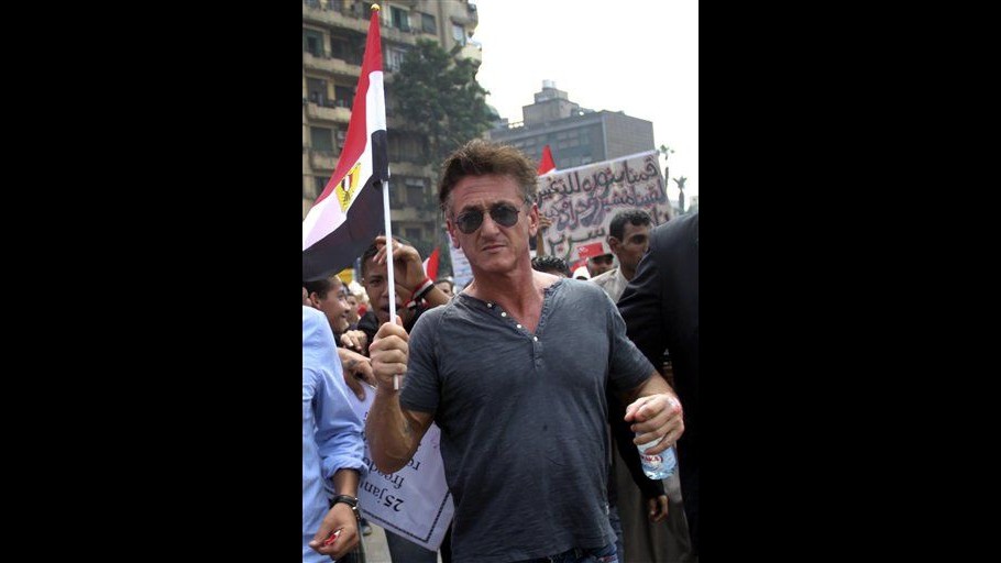 Egitto, anche Sean Penn a piazza Tahrir con i manifestanti