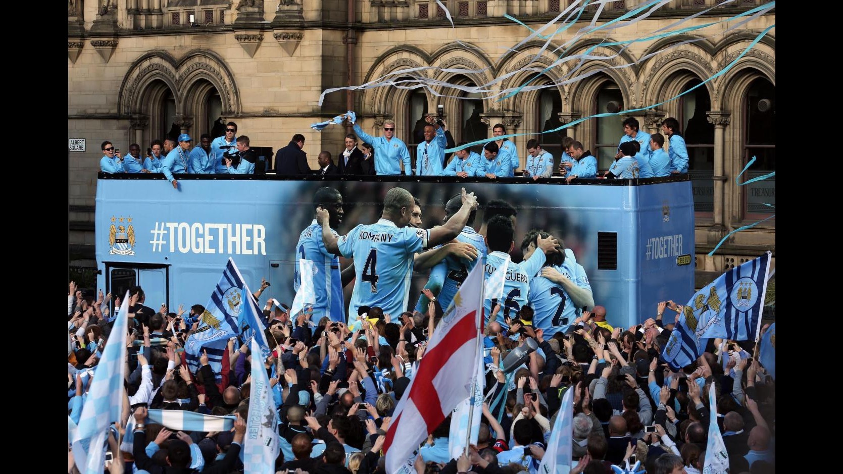 Tevez con cartello ‘R.I.P. Fergie’ a festa City e scoppia la polemica