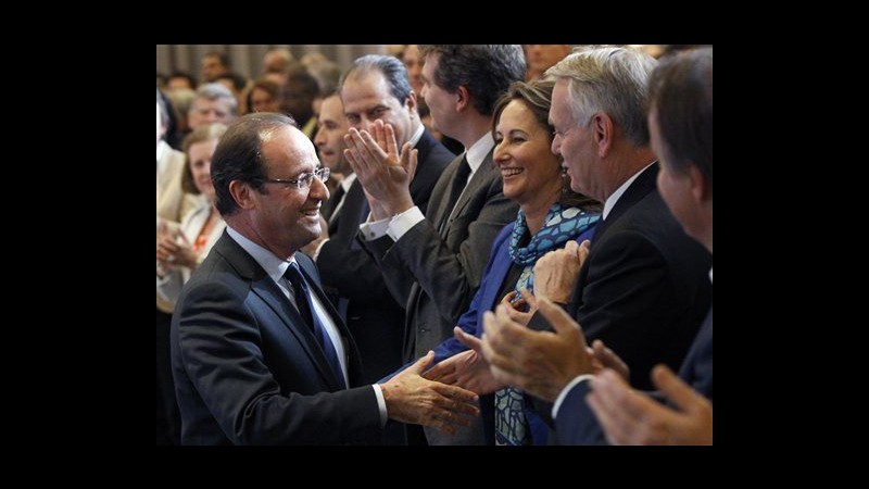 Francia, Hollande giura e poi va a Berlino