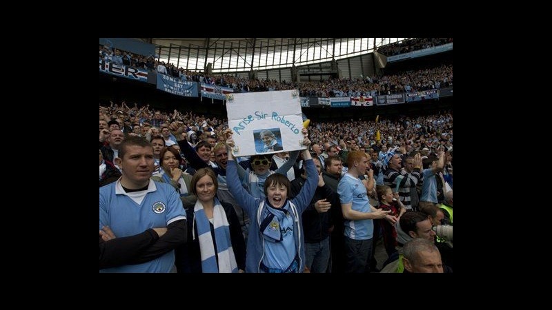 Tifosi del City invadono Manchester per festeggiare il titolo