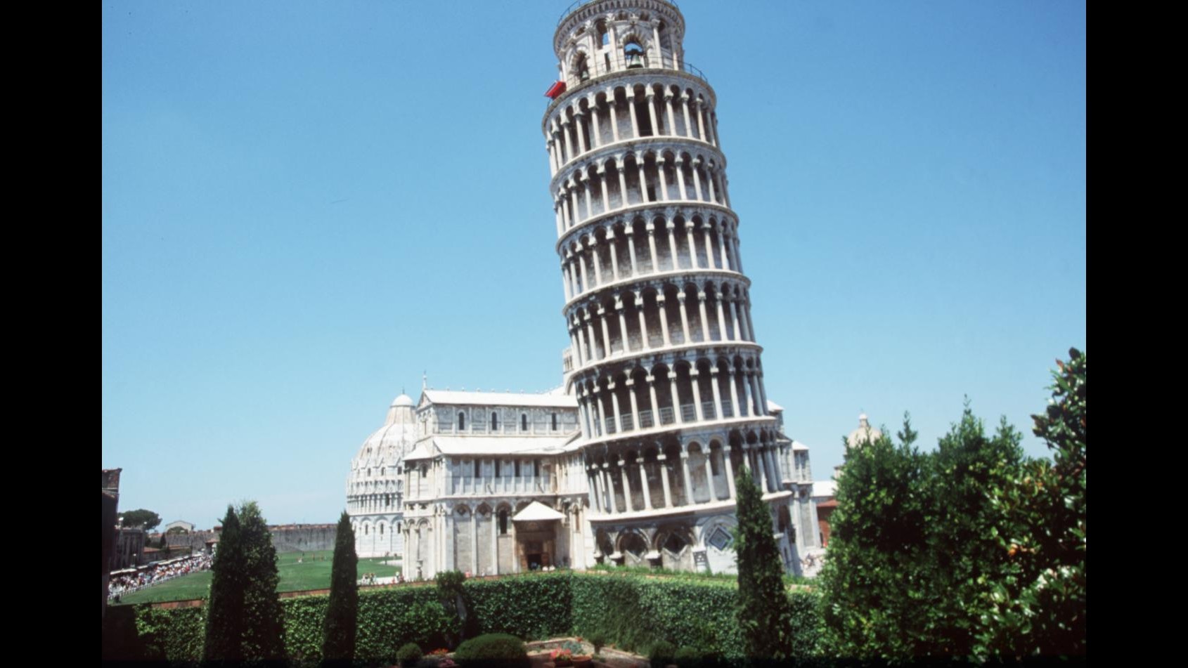 Donna si suicida gettandosi dalla torre di Pisa