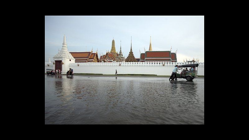 Thailandia, sono 373 i morti per alluvioni, evacuate aree Bangkok