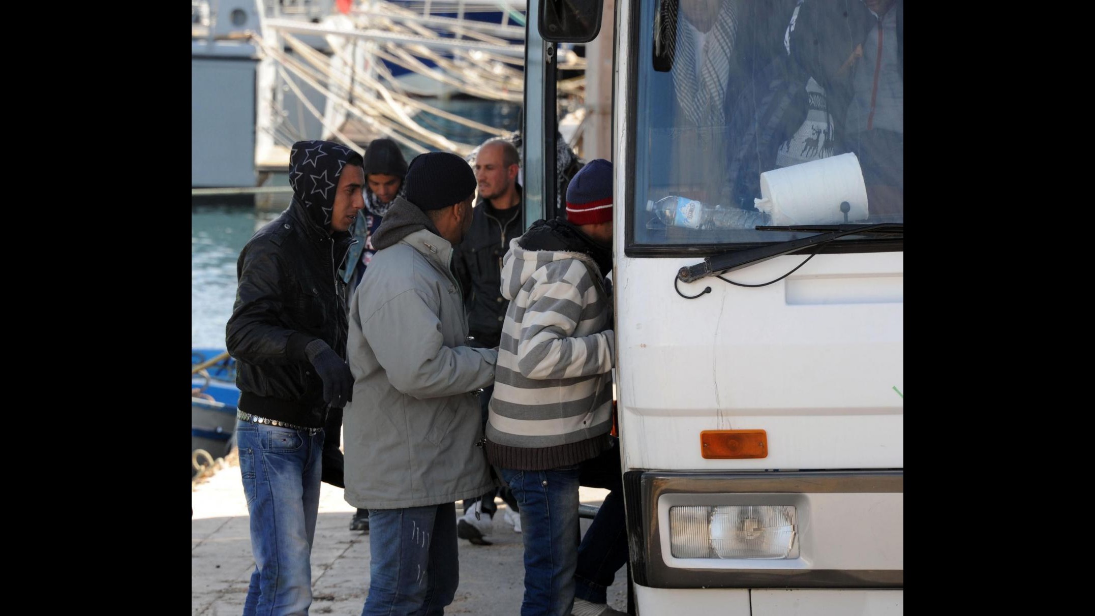 Migrante afghano trasportato per 20 ore in vano motore, due arresti